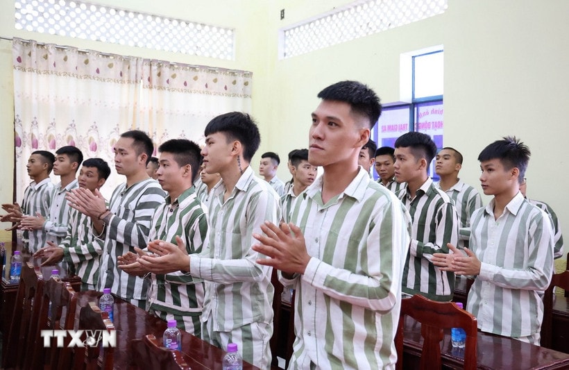 Các phạm nhân tại Trại giam A2 vỗ tay chúc mừng sau khi nghe công bố Quyết định đặc xá của Chủ tịch nước. (Ảnh: Tiên Minh/TTXVN)