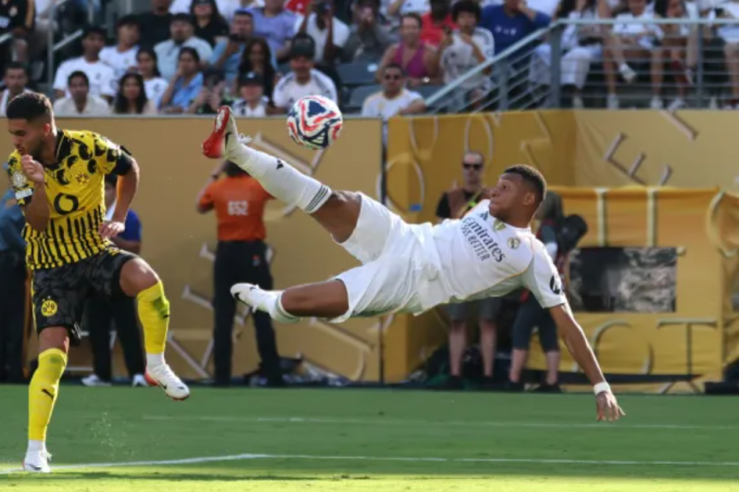 Kylian Mbappe tung người dứt điểm ghi bàn. Ảnh: Reuters