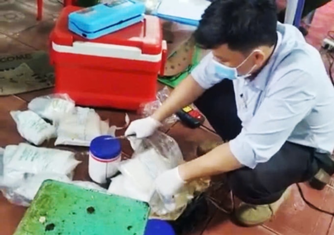 Các loại hóa chất cảnh sát thu giữ. Ảnh: Công an cung cấp