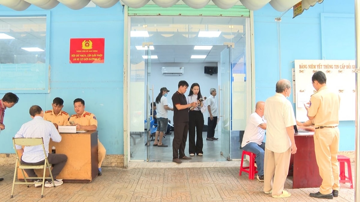 chậm cấp giấy phép lái xe, người dân lo đứng lo ngồi hình ảnh 1 cham cap giay phep lai xe, nguoi dan lo dung lo ngoi hinh anh 1