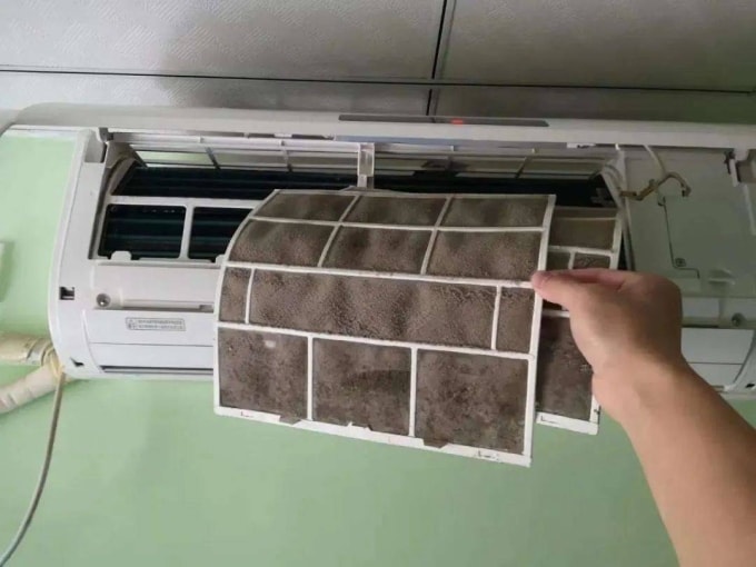 Vệ sinh điều hòa cứ một đến hai tháng giúp tiết kiệm 15% hóa đơn. Ảnh: Aboluowang