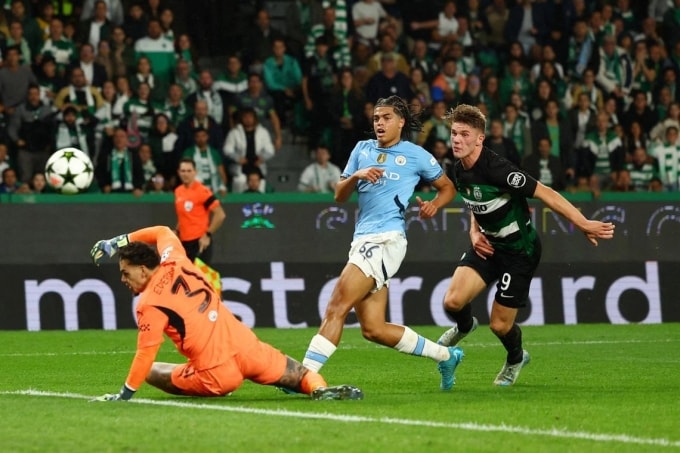 Gyokeres ghi bàn vào lưới Man City trong trận Sporting thắng 4-1 ở vòng bảng Champions League trên sân nhà Alvalade, Lisbon ngày 5/11/2024. Ảnh: Reuters 