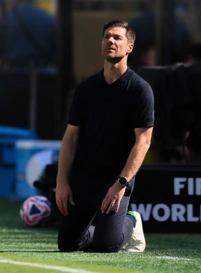 HLV Xabi Alonso quỳ gối sau khi Real thủng lưới liên tiếp hai bàn. Ảnh: FIFA