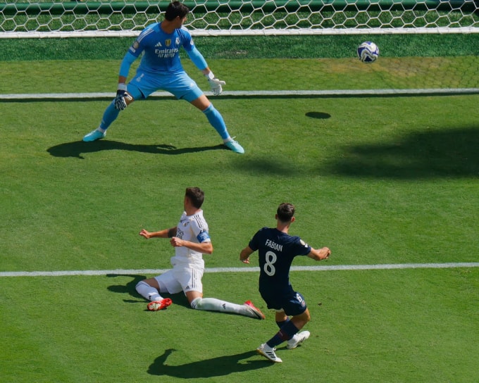 Bàn thắng nâng tỷ số lên 3-0 của Fabian Ruiz (số 8). Ảnh: Reuters
