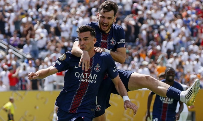Fabian Ruiz (trái) mừng bàn mở tỷ số cho PSG trước Real trên sân Metlife, vùng East Rutherford, bang New Jersey, Mỹ, bán kết FIFA Club World Cup ngày 9/7/2025. Ảnh: EPA