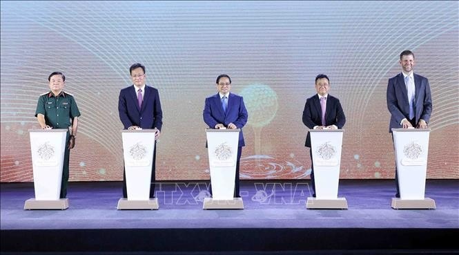 Prime Minister Pham Minh Chinh (centre) attends the groundbreaking ceremony of the urban complex, eco-tourism, and golf course project in Hung Yen province, one of more than 20 projects of the Trump Group of the US in the world. (Photo: VNA)