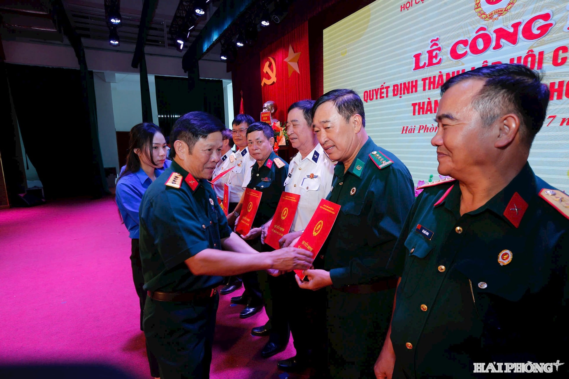 trao-quyet-dinh.jpg