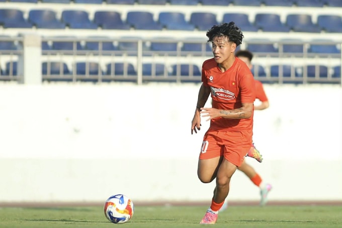 Bùi Alex trong màu áo U23 Việt Nam tập huấn tại sân vận động Bà Rịa. Ảnh: Đoàn Huynh