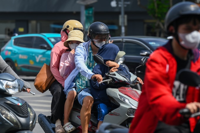 Người Hà Nội tham gia giao thông trong điều kiện nắng nóng. Ảnh: Giang Huy