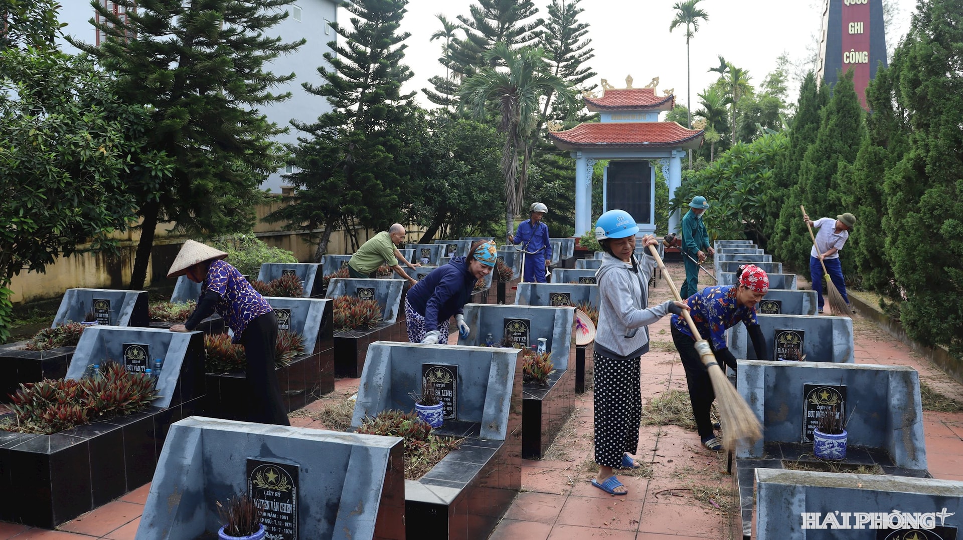 Các thôn dọn vệ sinh môi trường tại nghĩa trang liệt sĩ