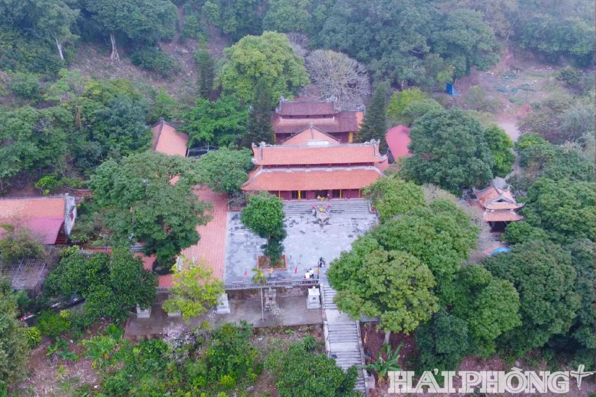 toan-canh-chua-thanh-mai(1).jpg