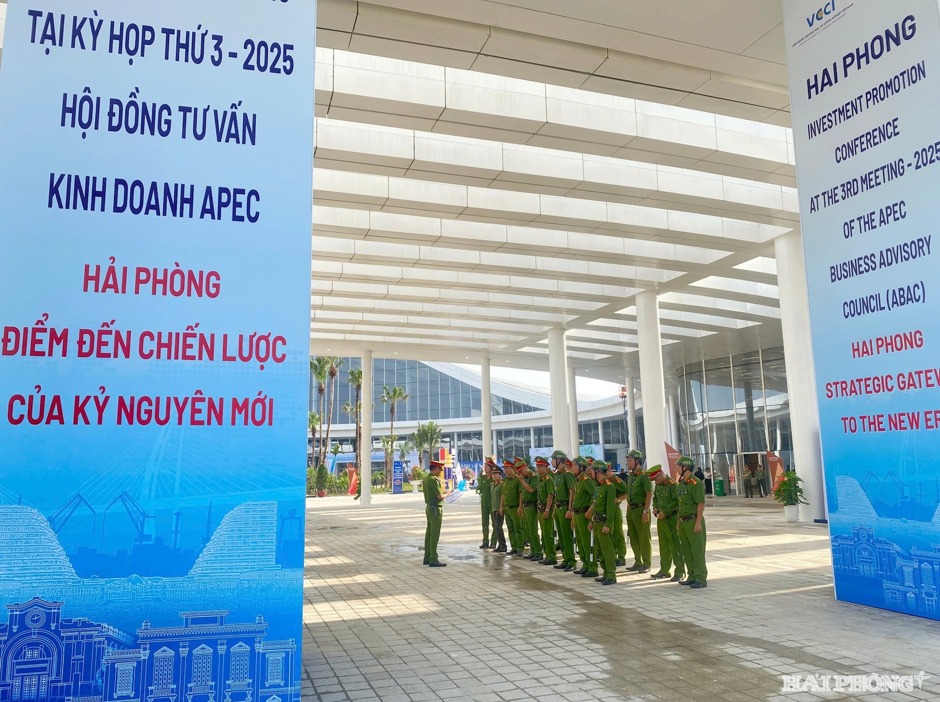 Lực lượng an ninh làm nhiệm vụ bảo vệ tại khu vực diễn ra sự kiện