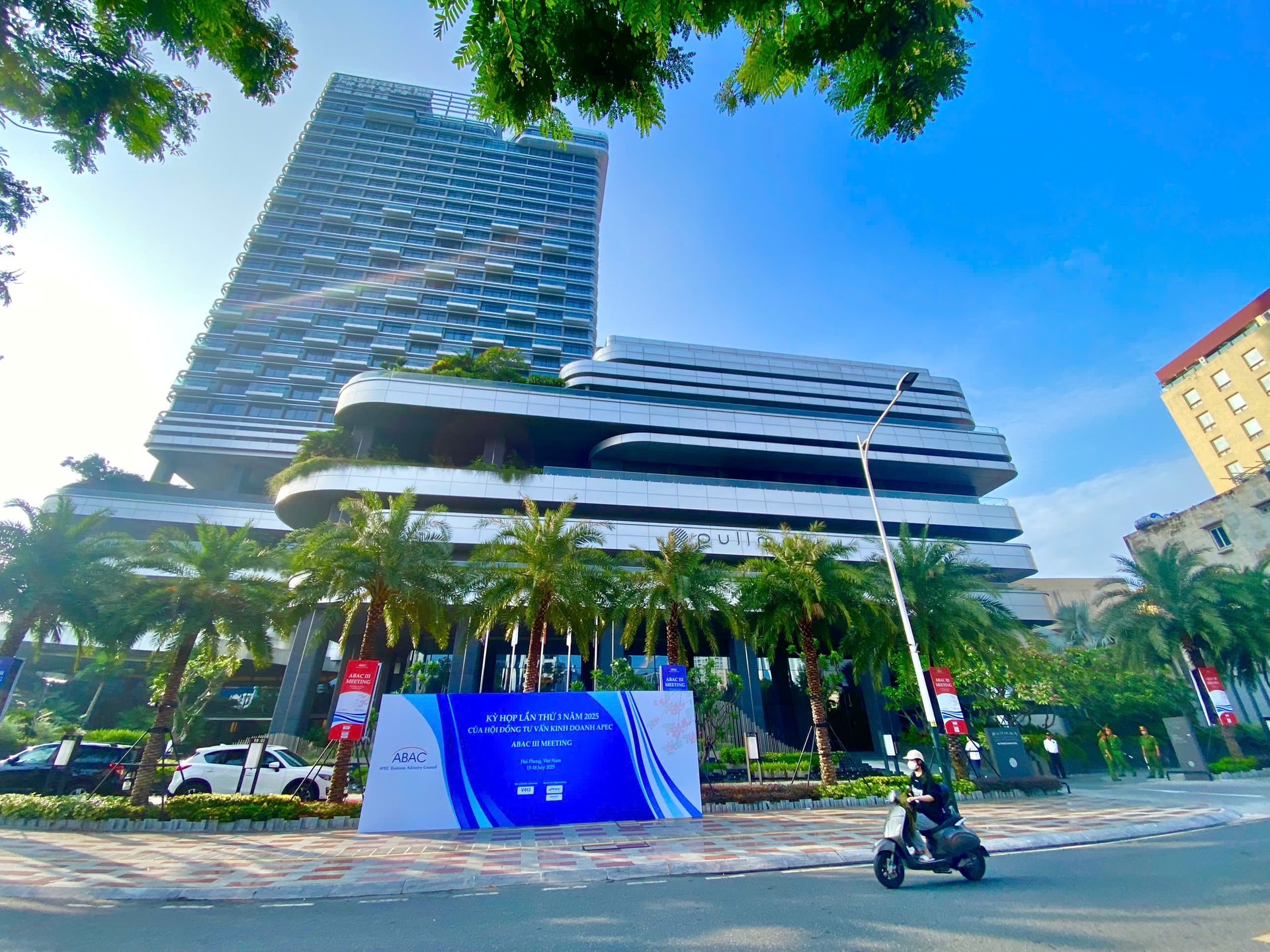 Khách sạn Pullman là nơi diễn ra các phiên họp