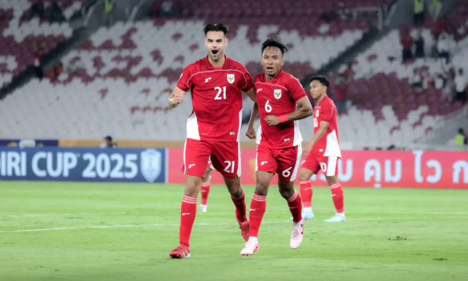 Tiền đạo lai Hà Lan Jens Raven (trái) ghi sáu bàn giúp Indonesia thắng Brunei 8-0 ở lượt ra quân bảng A U23 Đông Nam Á 2025, tại sân Gelora Bung Karno, Indonesia, ngày 15/7/2025. Ảnh: Bola