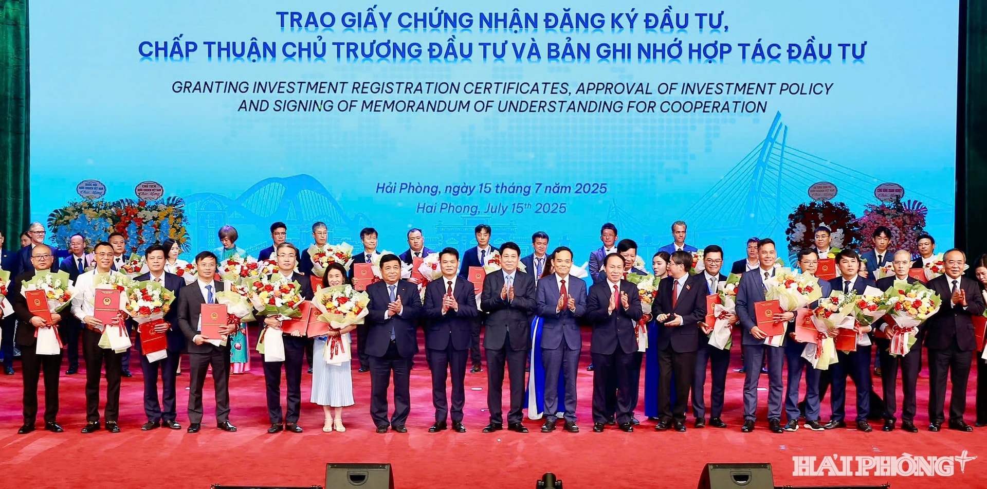 trao-giay-chung-nhan.jpg