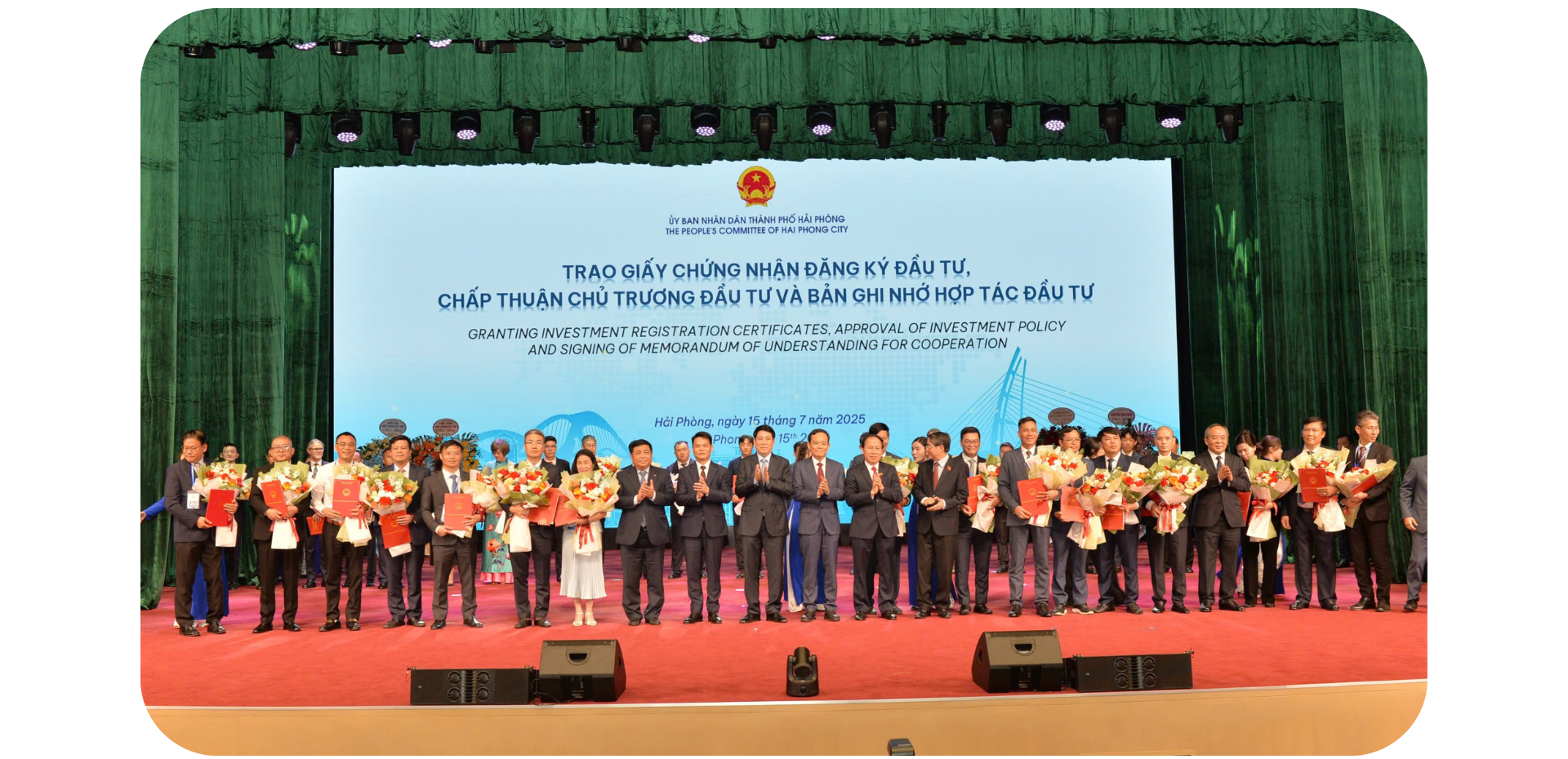 Chủ tịch nước Lương Cường cùng các đồng chí lãnh đạo Đảng,Nhà nước, các bộ, ngành Trung ương và thành phố chúc mừng nhà đầu tư tại hộinghị.