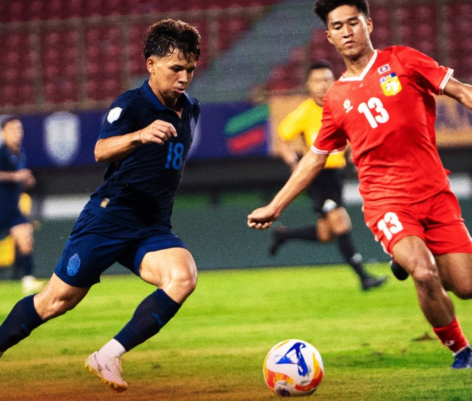 Campuchia (áo xanh) và Lào hòa 1-1 ở lượt một bảng B giải U23 Đông Nam Á chiều 16/7 trên sân Bekasi, Indonesia. Ảnh: CFF