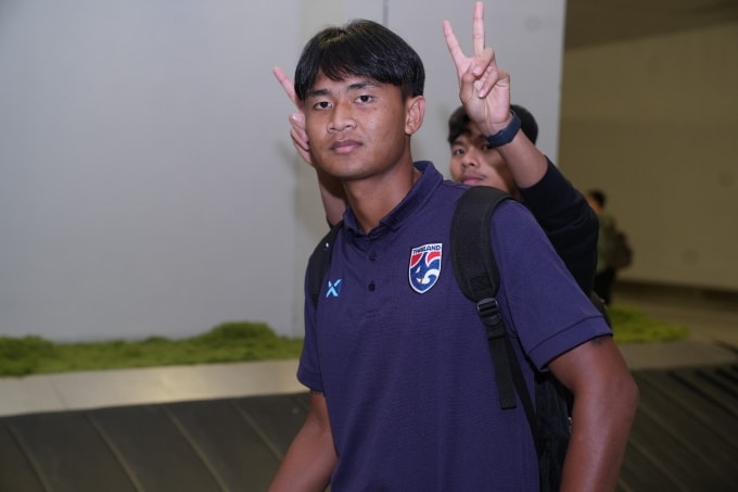 Tiền đạo Yotsakorn Burapha cùng U23 Thái Lan di chuyển đến Indonesia ngày 14/7/2025, chuẩn bị cho giải U23 Đông Nam Á 2025. Ảnh: FAT
