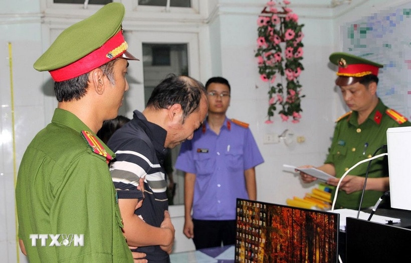 Văn phòng Cơ quan Cảnh sát điều tra Công an tỉnh Nghệ An đọc Lệnh giữ người trong trường hợp khẩn cấp, tạm giữ hình sự để phục vụ công tác điều tra đối với Trần Hữu Ba, tài xế xe ôtô gây tai nạn. (Ảnh: TTXVN phát)