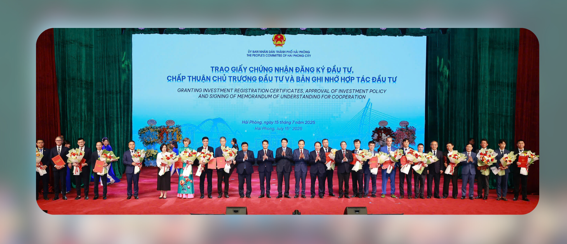 Chủ tịch nước Lương Cường cùng các đồng chí lãnh đạo Đảng, Nhà nước, các bộ, ngành Trung ương và thành phố chúc mừng nhà đầu tư tại hội nghị.