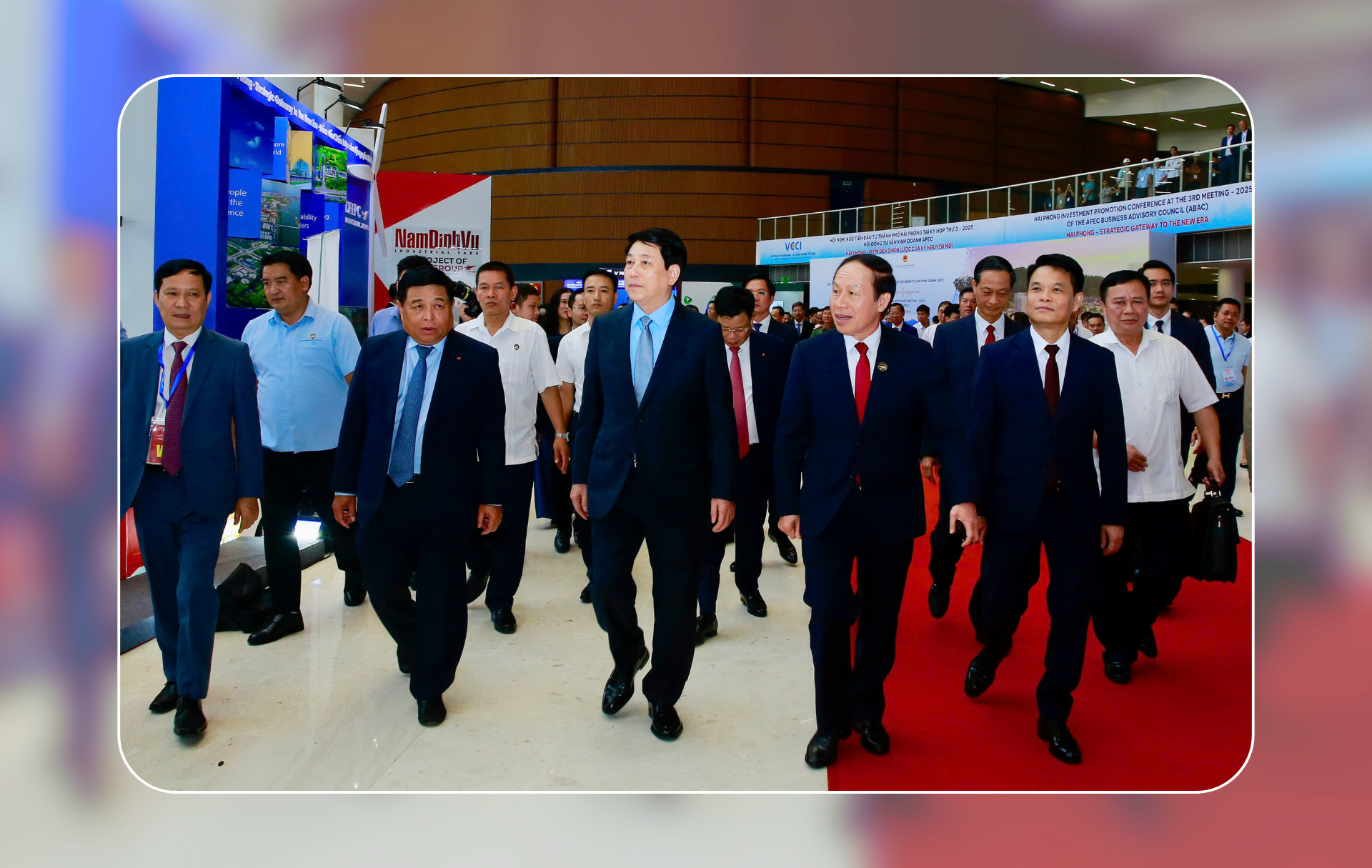 Chủ tịch nước Lương Cường cùng các đồng chí lãnh đạo Đảng, Nhà nước, các bộ, ngành Trung ương và thành phố dự Hội nghị Xúc tiến đầu tư thành phố Hải Phòng.