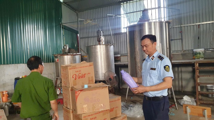 Lực lượng chức năng tỉnh Hưng Yên kiểm tra cơ sở sản xuất sản phẩm tẩy rửa có dấu hiệu giả mạo nhãn hiệu nổi tiếng như D-nee, Hygiene và Tauau. (Ảnh: Quản lý thị trường)