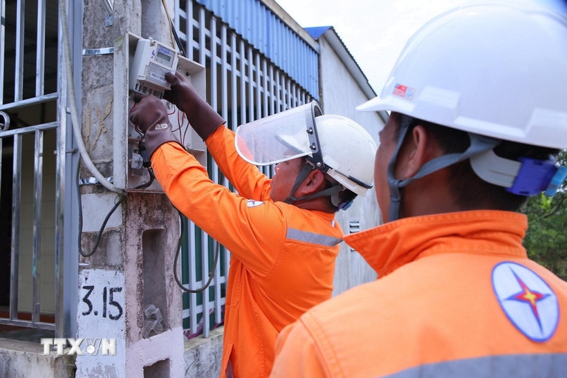 Công nhân Công ty điện lực huyện Trực Ninh. (Ảnh: Công Luật/TTXVN)
