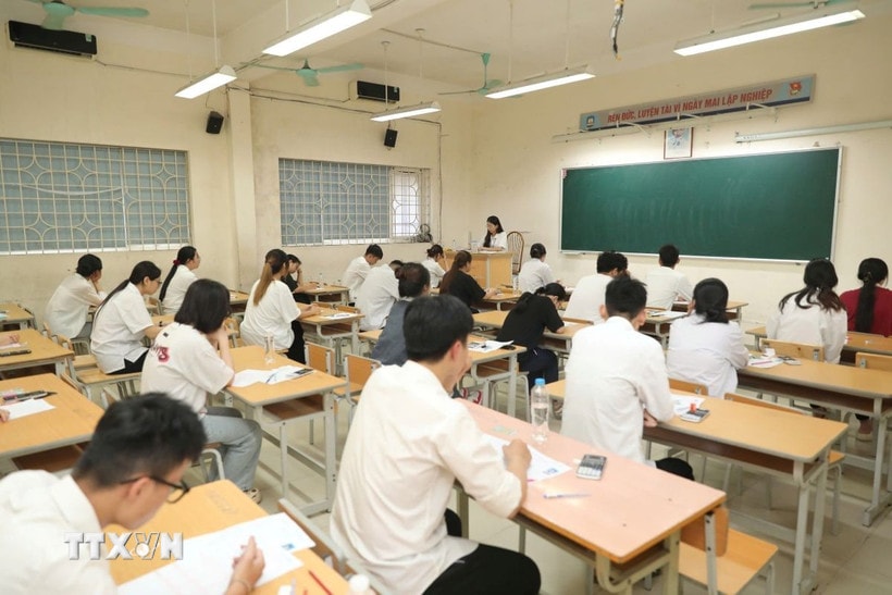 Các thí sinh tại điểm thi Trường THPT Nguyễn Gia Thiều (Long Biên, Hà Nội). (Ảnh: Thành Phương/TTXVN)
