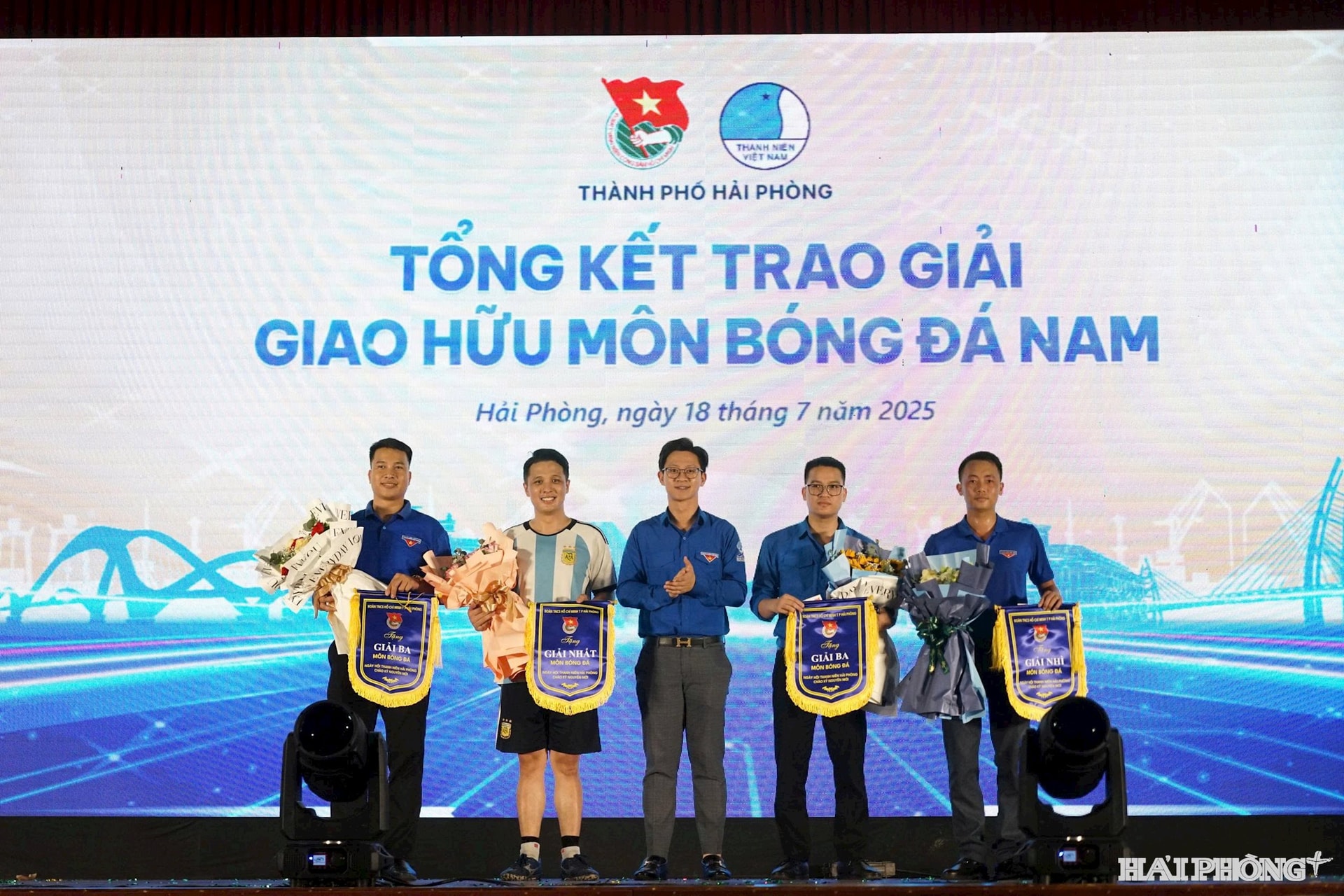 thanh-nien-hai-phong1.jpg