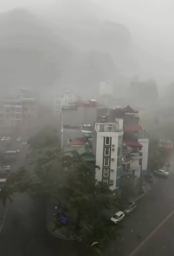 Mưa dông trắng trời kèm theo gió giật mạnh xuất hiện tại nhiều khu vực ở Quảng Ninh trong chiều 19/7.