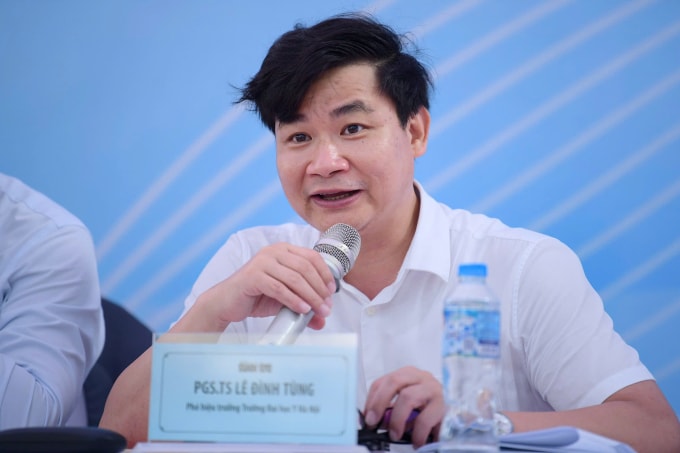 PGS.TS Lê Đình Tùng, Phó hiệu trưởng trường Đại học Y Hà Nội, chia sẻ tại Ngành hội lựa chọn nguyện vọng, sáng 19/7. Ảnh: Lê Linh
