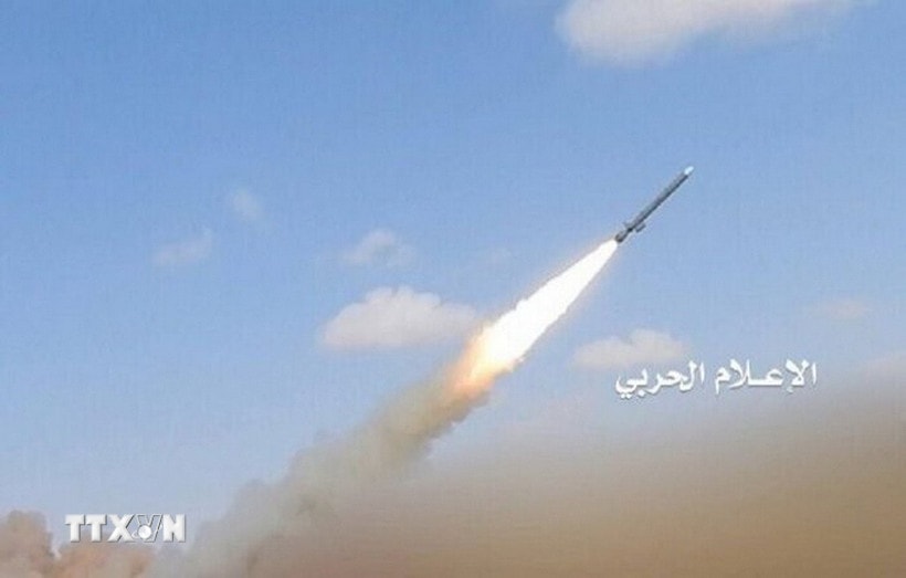 Lực lượng Houthi tại Yemen phóng tên lửa về phía Israel. (Ảnh: IRNA/TTXVN)