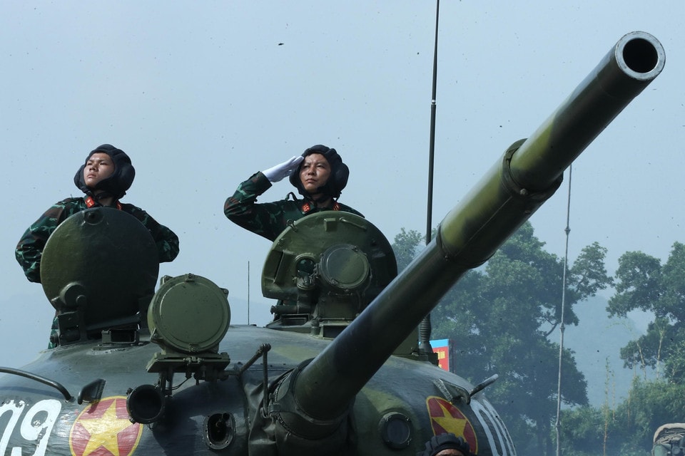 Armoured troops perform at the rehearsal. (Photo: VNA)