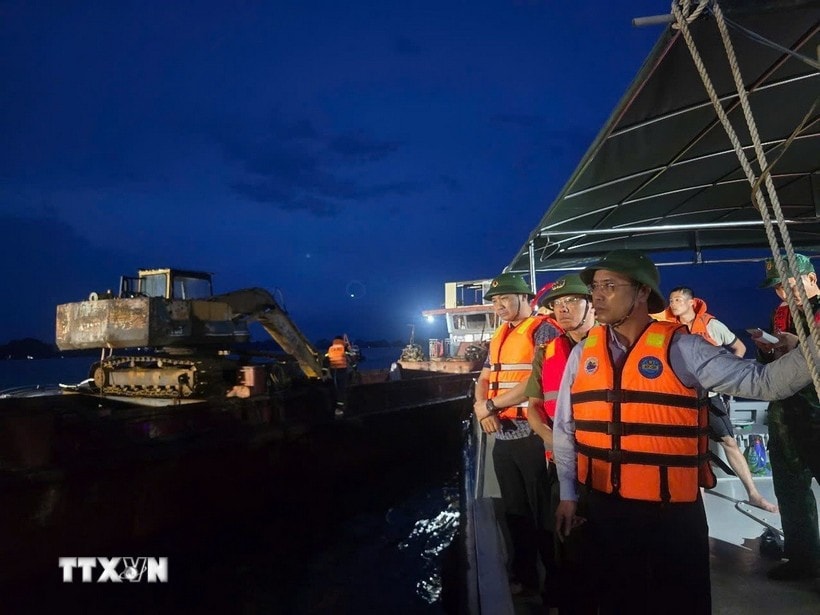 Ông Phạm Đức Ấn (ngoài cùng bên phải), Phó Bí thư Tỉnh ủy, Chủ tịch UBND tỉnh Quảng Ninh cùng lãnh đạo tỉnh, các sở, ban, ngành liên quan có mặt trực tiếp tại hiện trường để chỉ đạo công tác cứu hộ. (Ảnh: Thanh Vân/TTXVN)