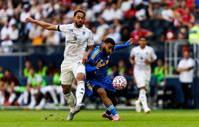 Matheus Cunha (trái) tranh bóng trong trận Man Utd gặp Leeds trên sân Strawberry, thành phố Stockholm, Thụy Điển ngày 19/7/2025. Ảnh: Shutterstock