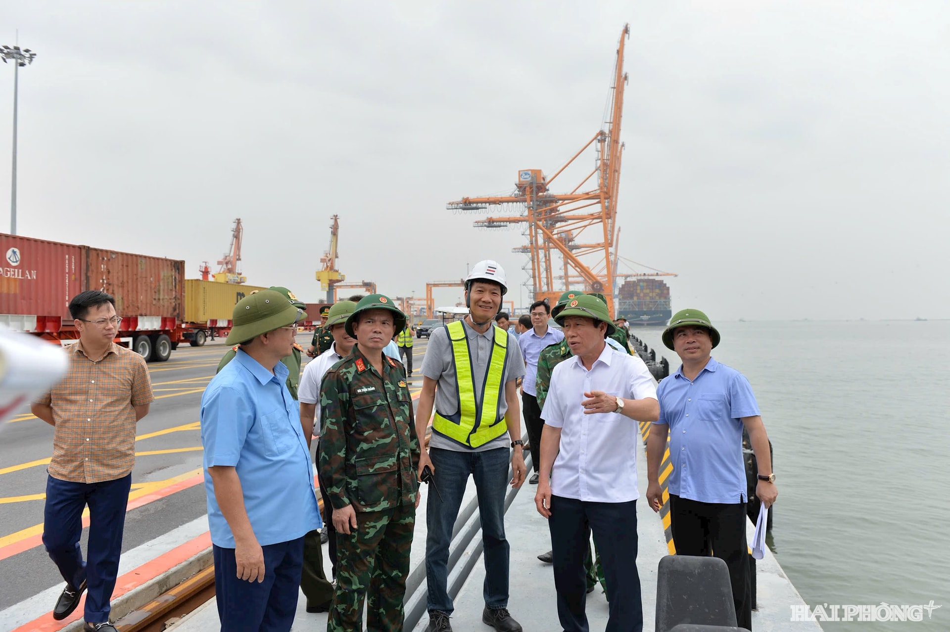 Kiểm tra công tác phòng chống bão số 3 tại cảng cửa ngõ quốc tế Lạch Huyện, đồng chí lê Tiến Châu yêu cầu các doanh nghiệp khai thác cảng biển chủ động triển khai công tác ứng phó bão theo chỉ đạo của Trung ương và thành phố