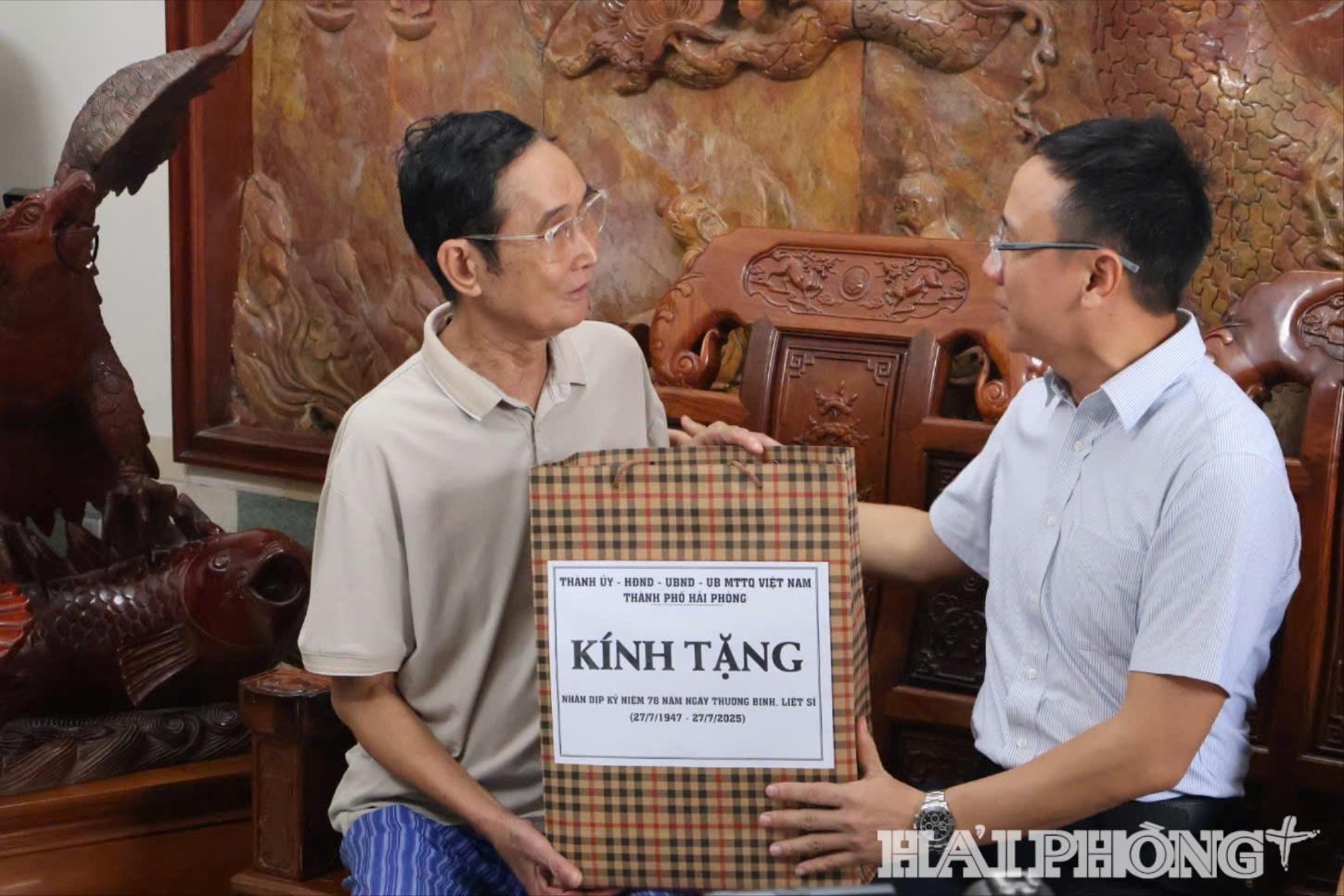 tang-qua-nguoi-co-cong-1-(1).jpg