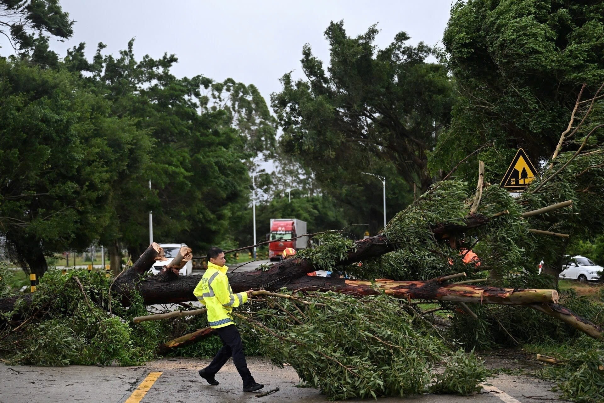 Trong khi đó tại Hong Kong, theo thống kê ban đầu, 33 người bị thương và gần 300 người tới trú ẩn tại các trung tâm khẩn cấp. Giao thông công cộng gần như tê liệt, đặc biệt là các tuyến phà bị đình chỉ do biển động mạnh. (Ảnh: Reuters)