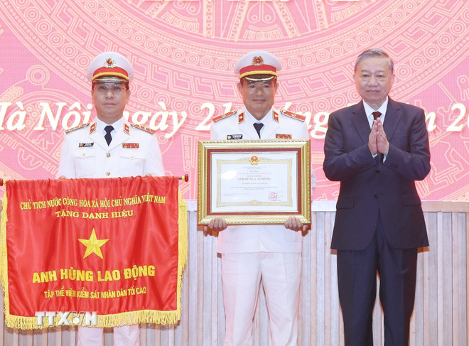 Tổng Bí thư Tô Lâm trao tặng danh hiệu Anh hùng Lao động tặng tập thể Viện Kiểm sát Nhân dân Tối cao. (Ảnh: Thống Nhất/TTXVN) ttxvn-2107-tong-bi-thu-vien-kiem-sat-7.jpg
