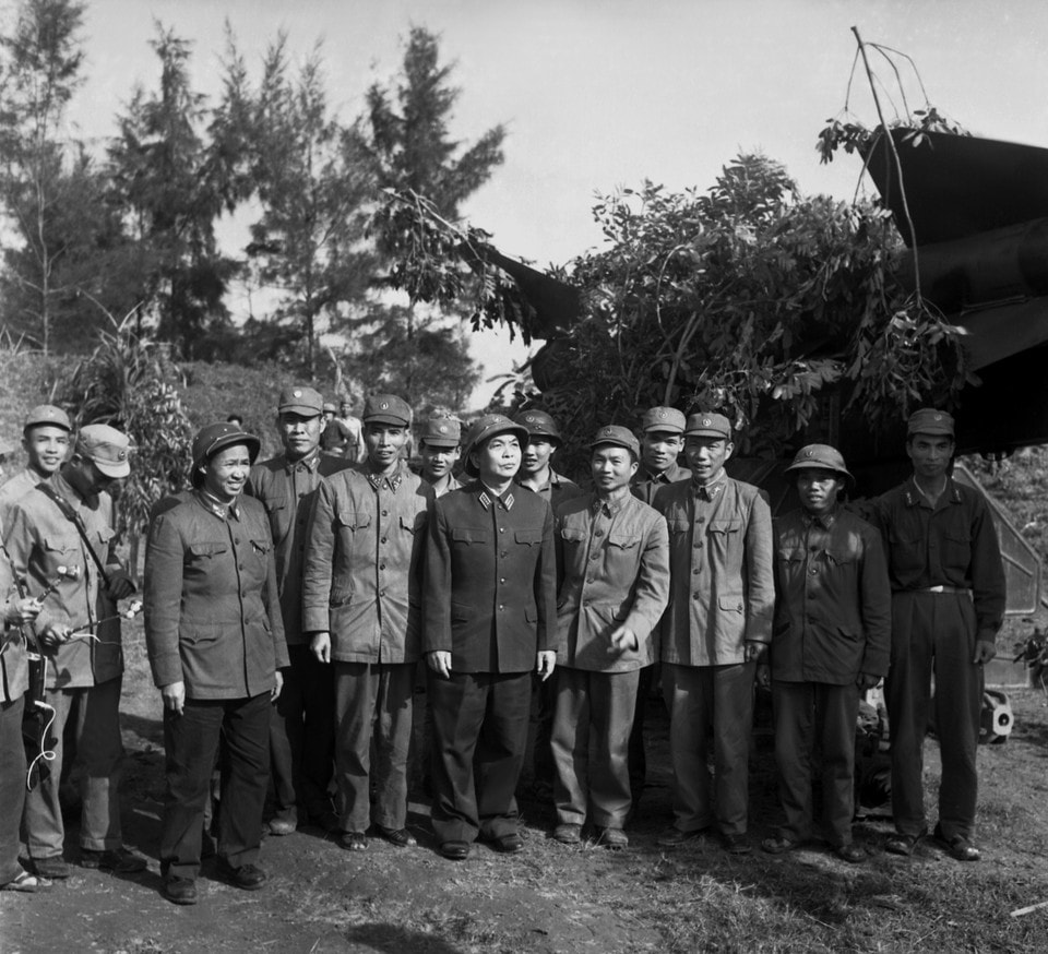 General Vo Nguyen Giap visits and speaks with troops of Missile Battalion 79, tasked with protecting the capital city (Dec. 30, 1972). (Photo: VNA)