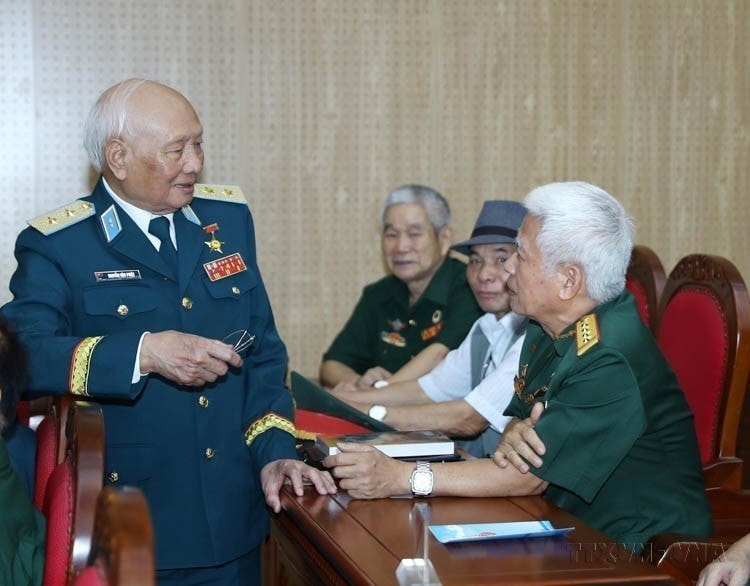 Lieutenant General Nguyen Van Phiet, Hero of the People’s Armed Forces – known for downing many US aircraft during the “12-Day-and-Night Campaign” – alongside fellow missile veterans at the gathering to mark the 60th founding anniversary of the Air Defence Missile Force (Jul 24, 1965 –2025). (Photo: VNA)