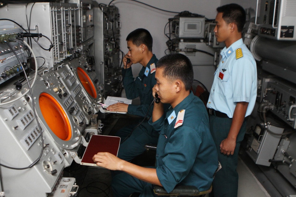 Missile operators play a decisive role in ensuring the success of launches targeting enemy objects. (Photo: VNA)