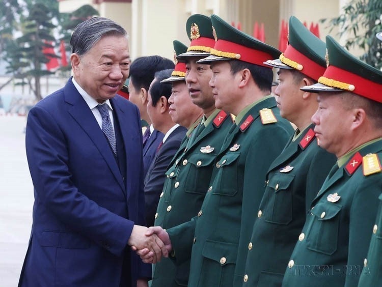 Party General Secretary To Lam, Secretary of the Central Military Commission, visits and works with Missile Brigade 490 of the Artillery Arm (Feb. 10, 2025). (Photo: VNA)