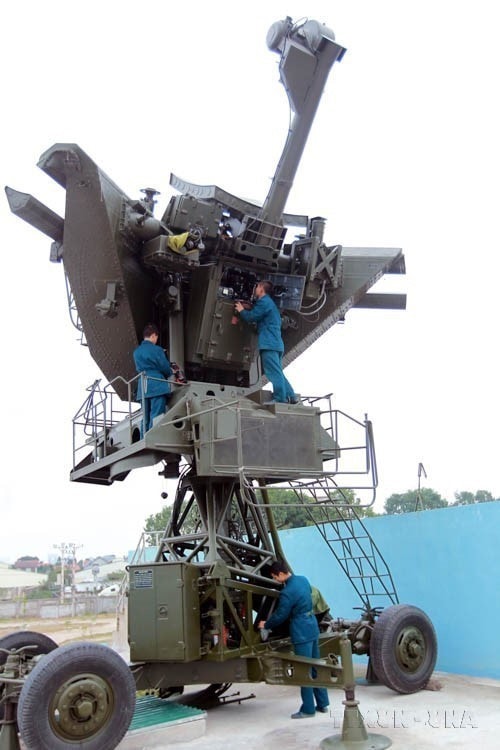 Vietnam’s Air Defence Missile Force has evolved into a modern military branch. In this photo: Officers and soldiers of the heroic Missile Battalion 77 under Regiment 257, Division 361 maintain antenna equipment to ensure combat readiness. (Photo: VNA)