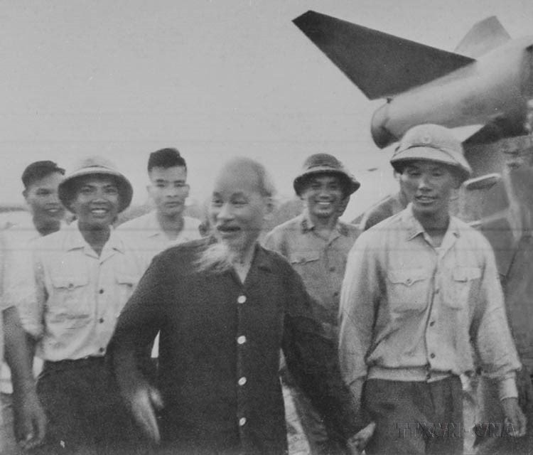 President Ho Chi Minh visits Battalion 61 of Missile Regiment 236 – Song Da Missile Brigade, following the unit’s initial victory (Aug. 26, 1965). (Photo: VNA)