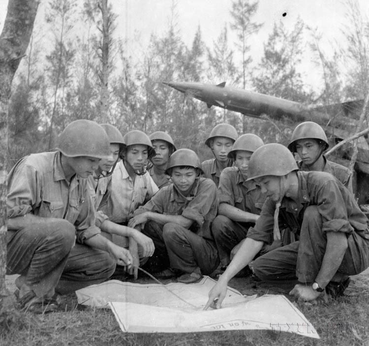 Missile soldiers from Unit 43 (Military Zone 4) share experience using a sand table (1972). (Photo: VNA)
