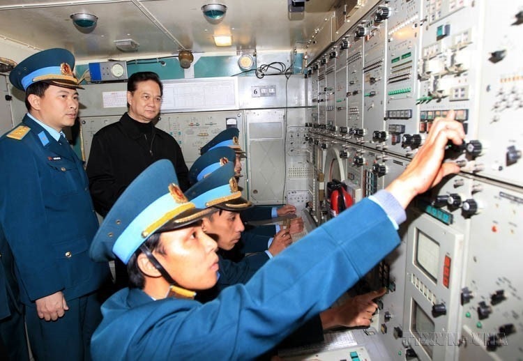 Prime Minister Nguyen Tan Dung visits and inspects combat readiness at the Air Defence Missile Unit 64 (Division 361) on Jan. 13, 2013. (Photo: VNA)