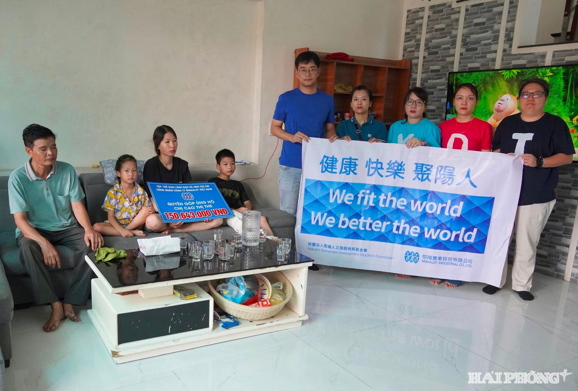 Lãnh đạo công ty và tổ chức công đoàn đến thăm, trao tiền hỗ trợ cho gia đình chị Cao Thị The