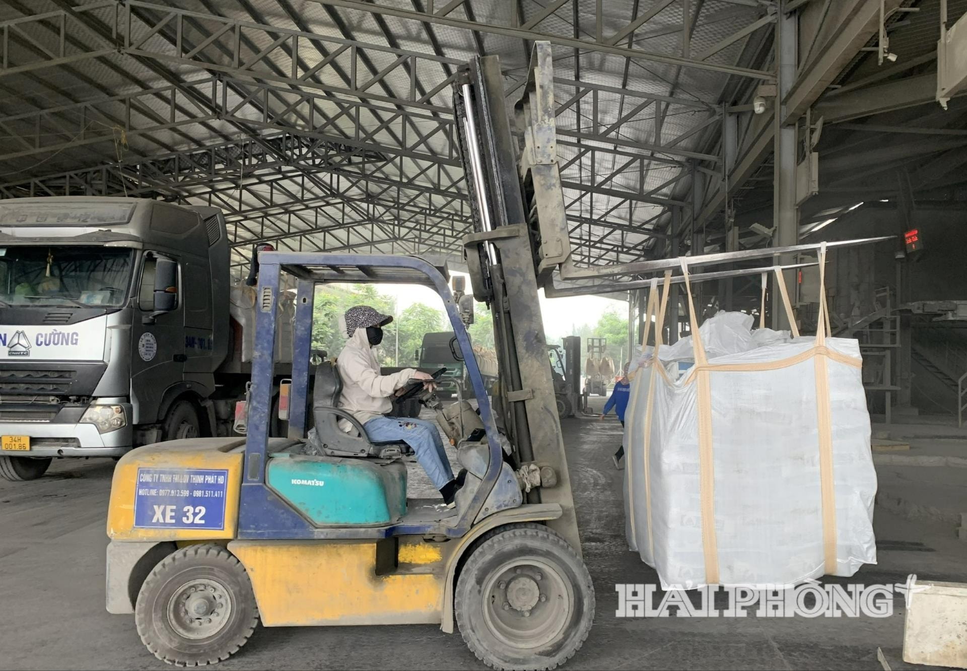 Hiện TP Hải Phòng có trên 4.000 doanh nghiệp đang hoạt động. Trong ảnh: Bộ phận vận chuyển hàng tại Công ty TNHH một thành viên Xi măng Vicem Hoàng Thạch