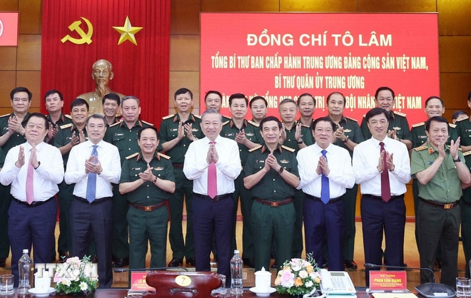 Tổng Bí thư Tô Lâm và các đại biểu chụp ảnh chung. (Ảnh: Thống Nhất/TTXVN) ttxvn-tong-bi-thu-to-lam-lam-viec-voi-tong-cuc-chinh-tri-quan-doi-nhan-dan-viet-nam-8166098-1.jpg